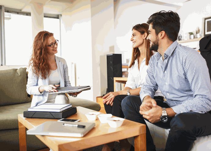 Agent immobilier en rendez-vous avec des clients